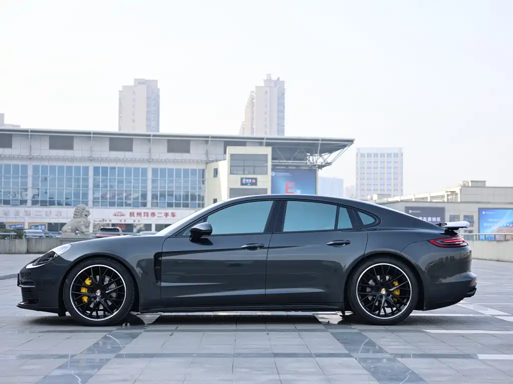 PORSCHE PANAMERA