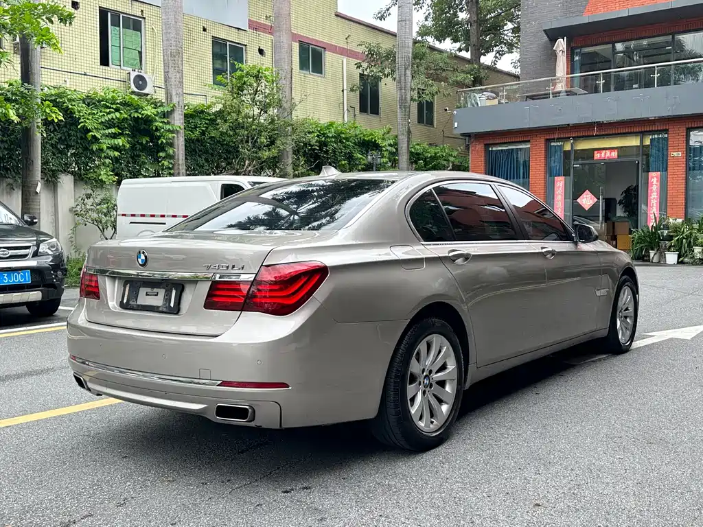 BMW 7 Series — миниатюра 4