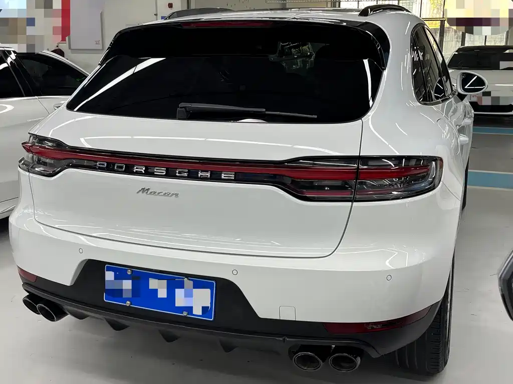 PORSCHE MACAN