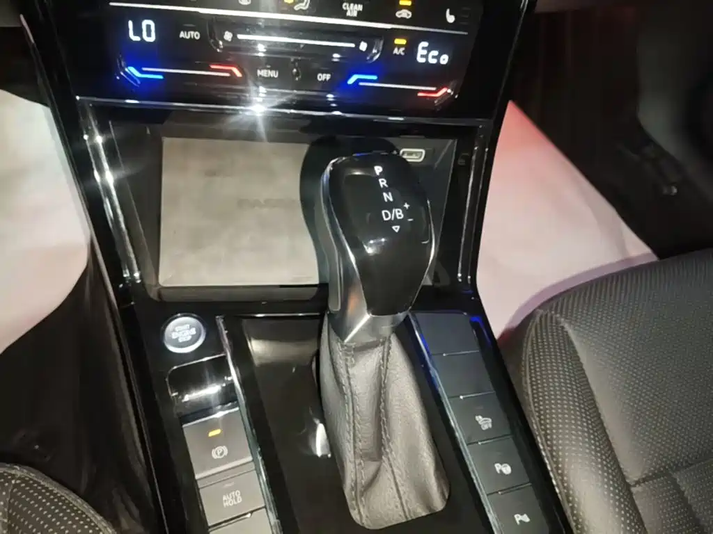 Volkswagen Passat PHEV — миниатюра 14