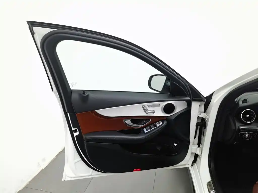 Mercedes-Benz C-Class — миниатюра 8