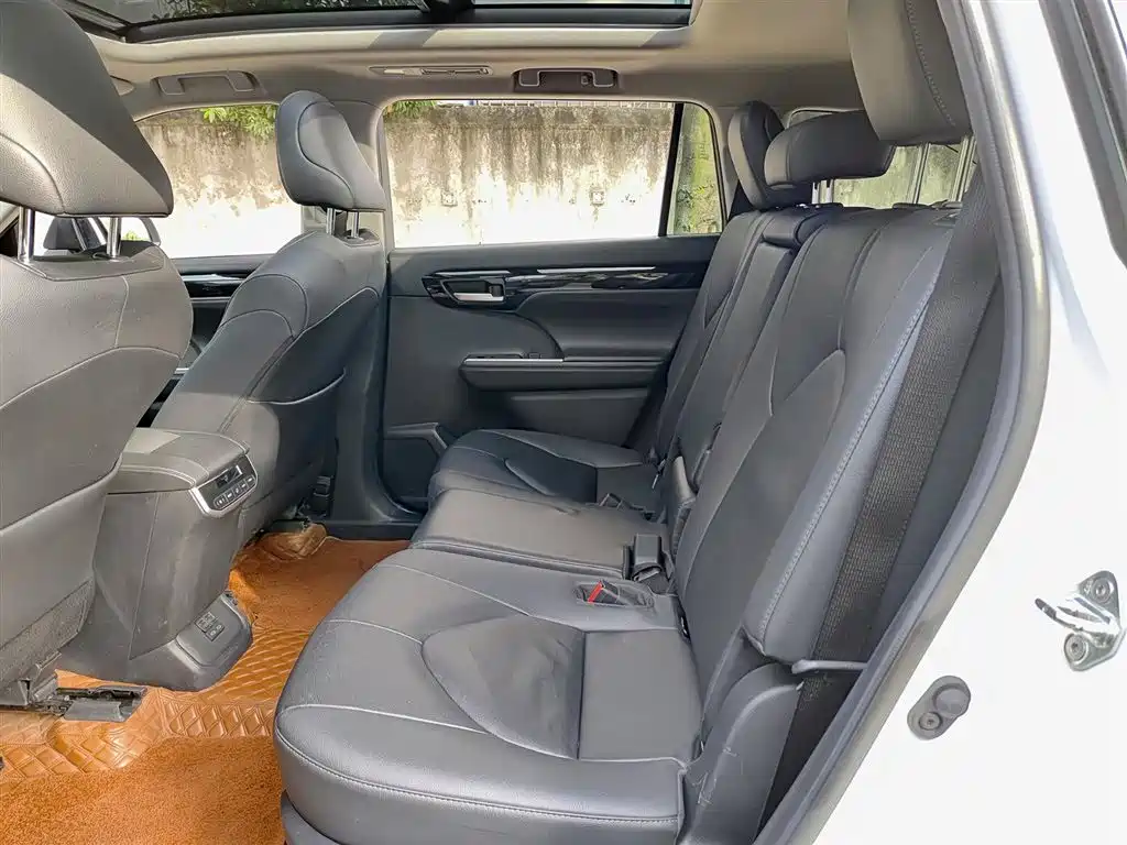 Toyota Highlander 2022 2.5L Luxury 7 мест