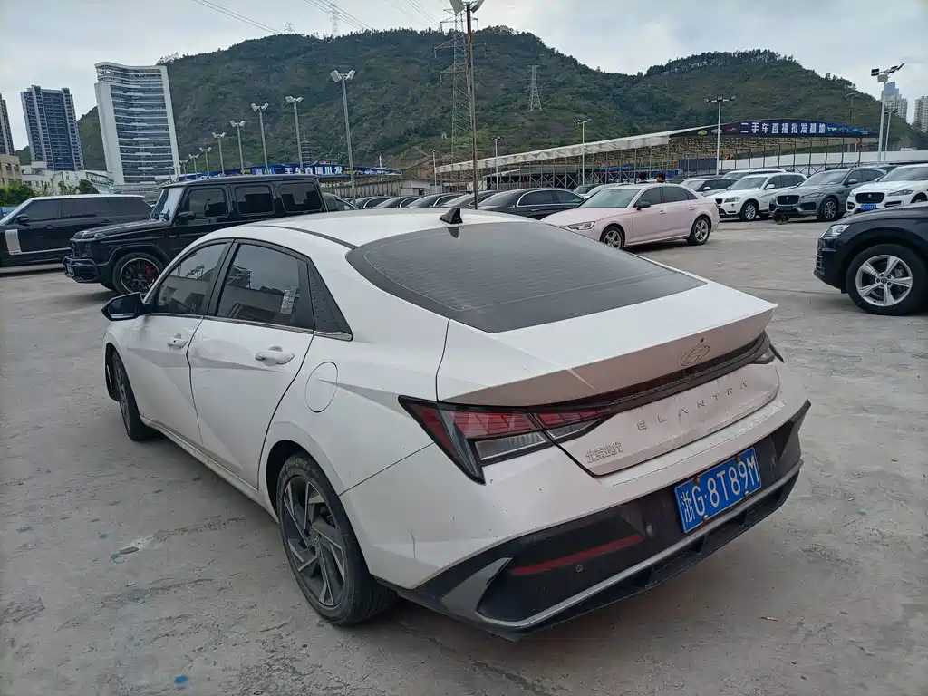 Hyundai Elantra — миниатюра 9