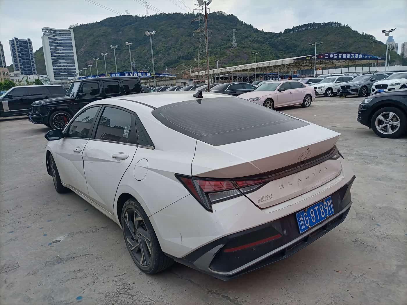 Hyundai Elantra 1.5 л 2023 г. Белый, пробег 40000 км