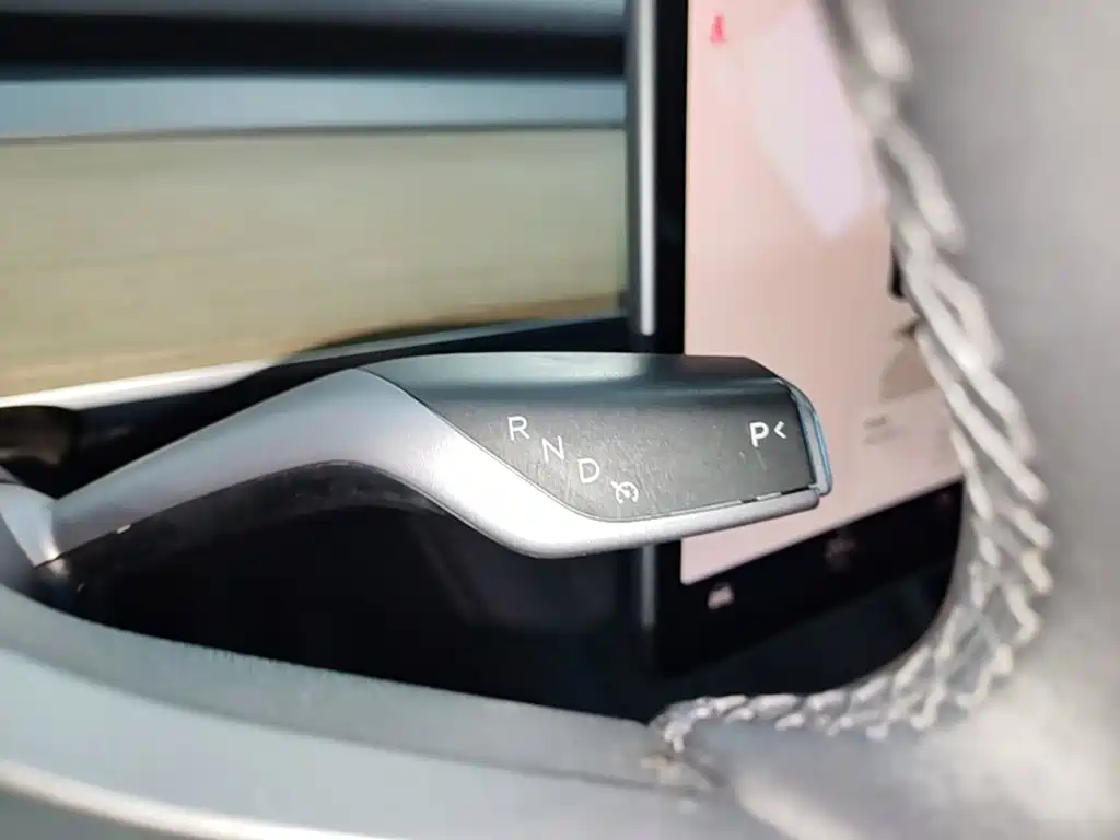 Tesla Model Y — миниатюра 14