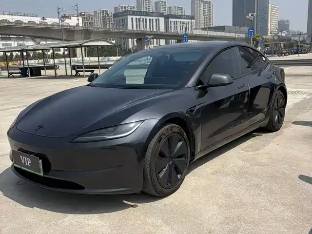 TESLA MODEL 3 2025