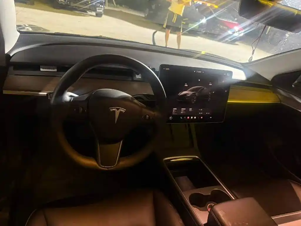 Tesla Model 3 — миниатюра 5