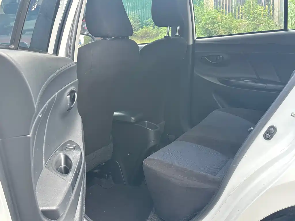 Toyota Yaris L — миниатюра 5