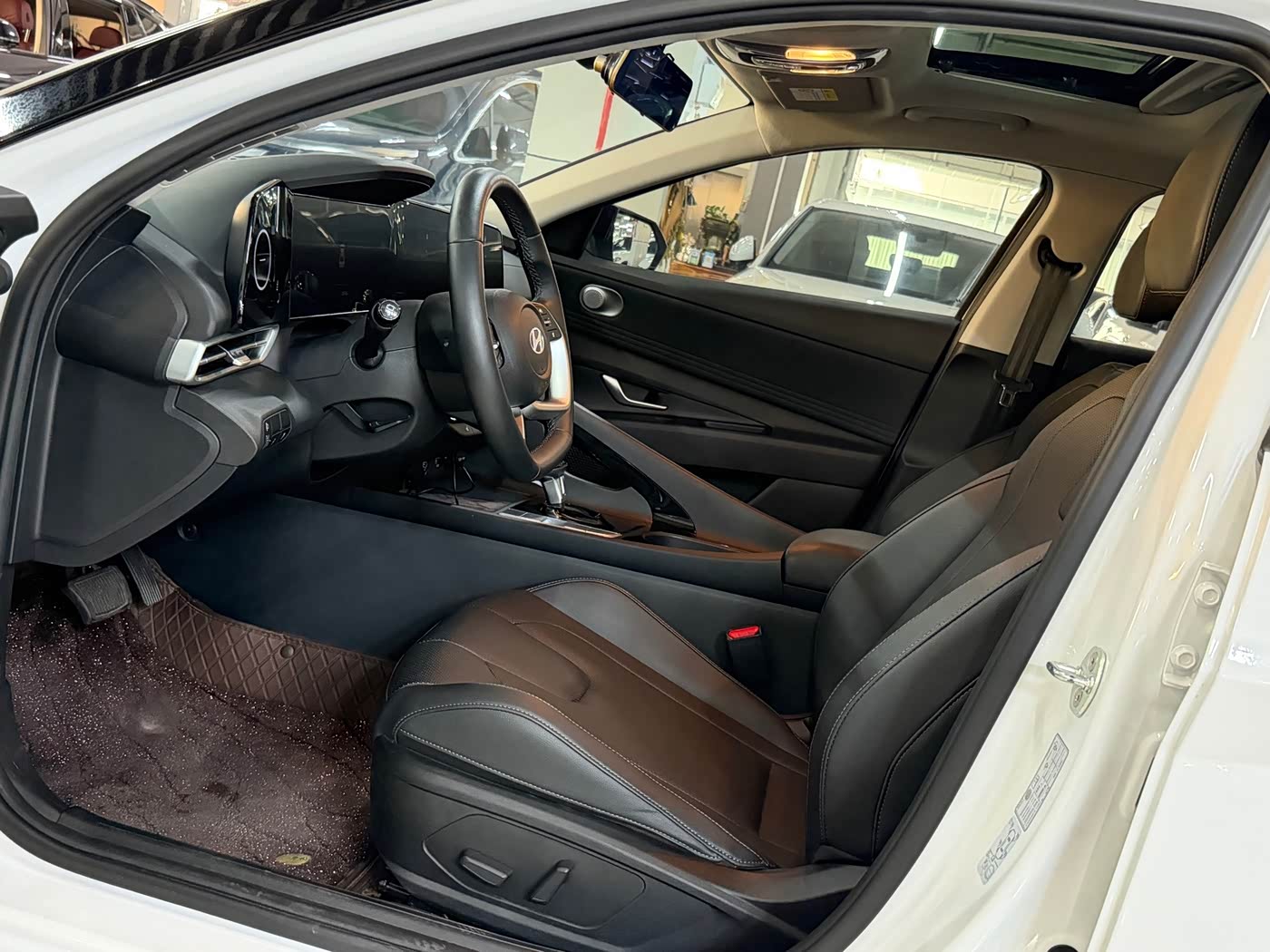 Hyundai Elantra 1.5 л 2023 г. Белый, пробег 20000 км