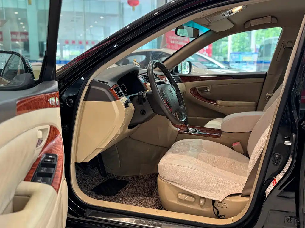 Toyota Crown — миниатюра 9