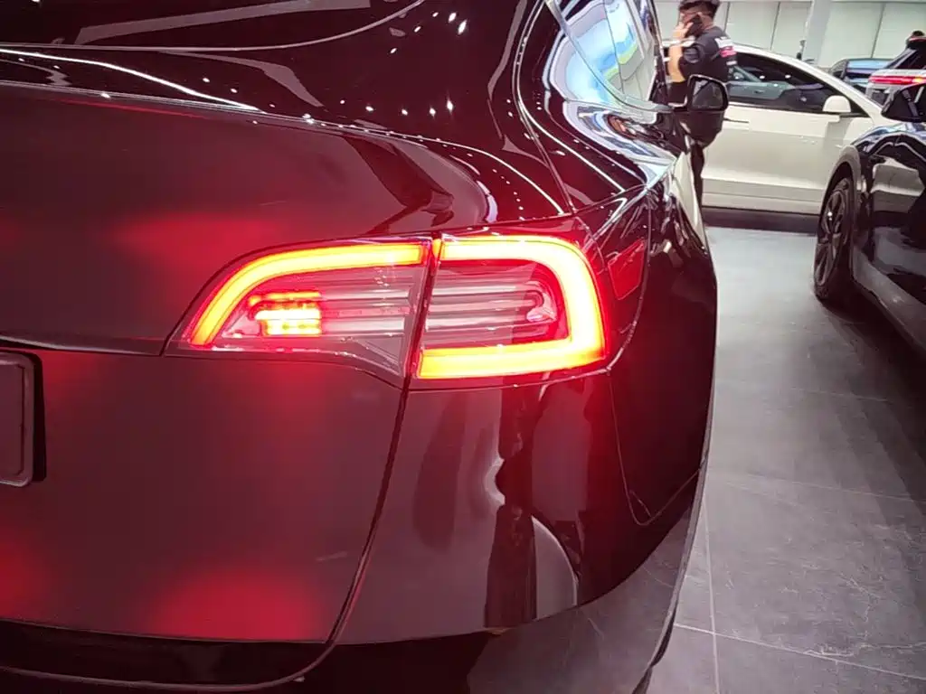 Tesla Model Y — миниатюра 8