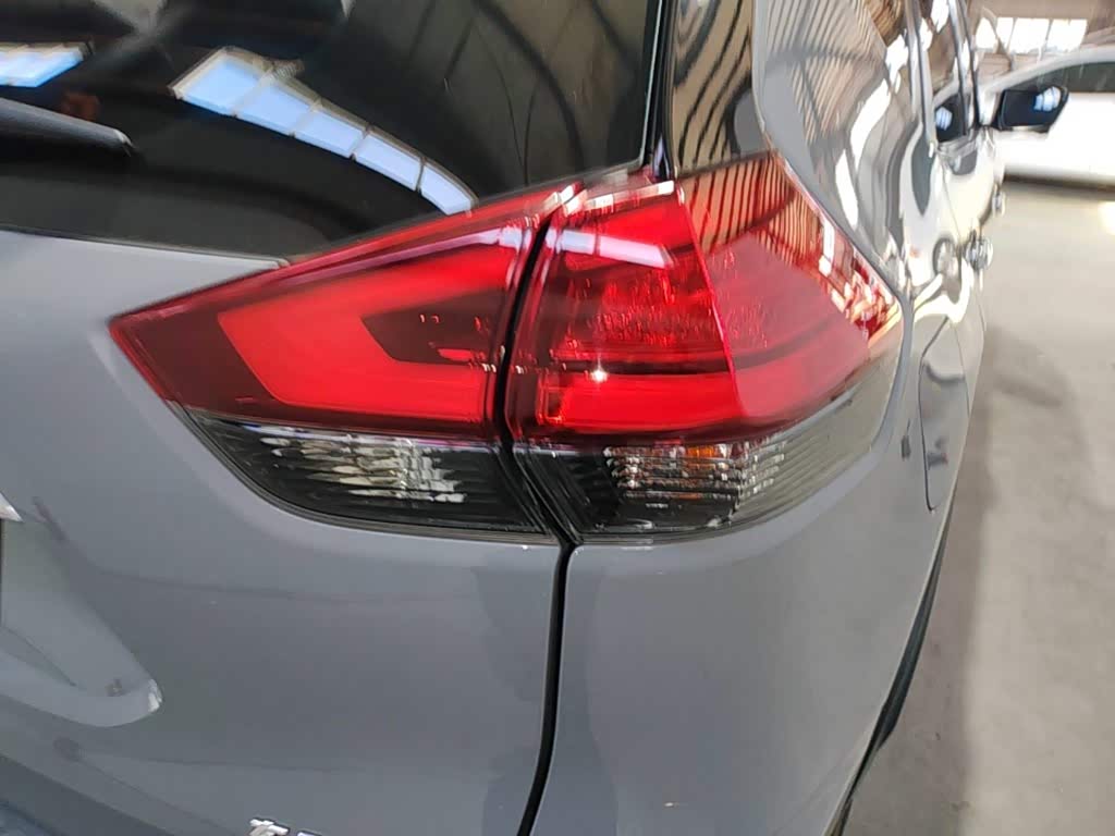 Nissan X-Trail 2.0 л 2025 г. Серебристо-серый, пробег 4700 км