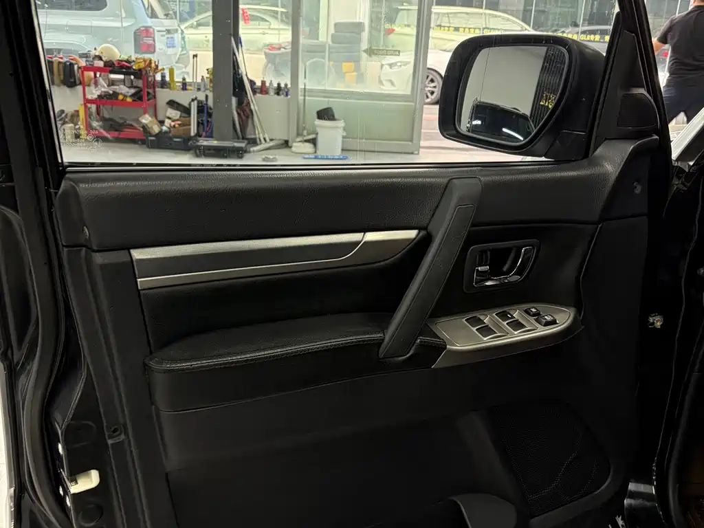Mitsubishi Pajero (Import) — миниатюра 11