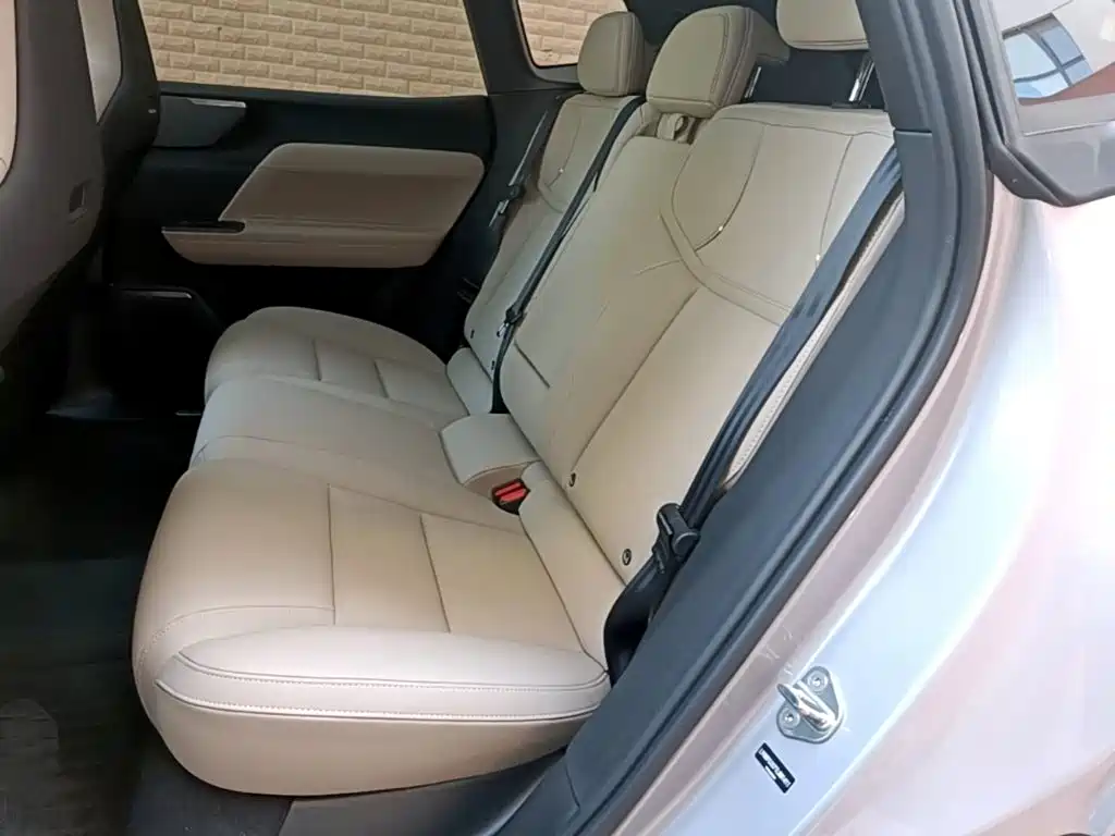 Volvo XC70 PHEV — миниатюра 17