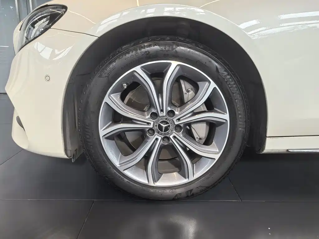 Mercedes-Benz E-Class — миниатюра 12