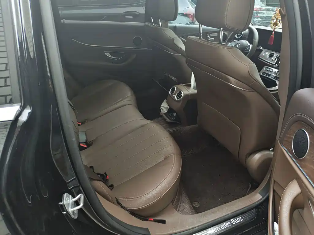 Mercedes-Benz E-Class — миниатюра 5