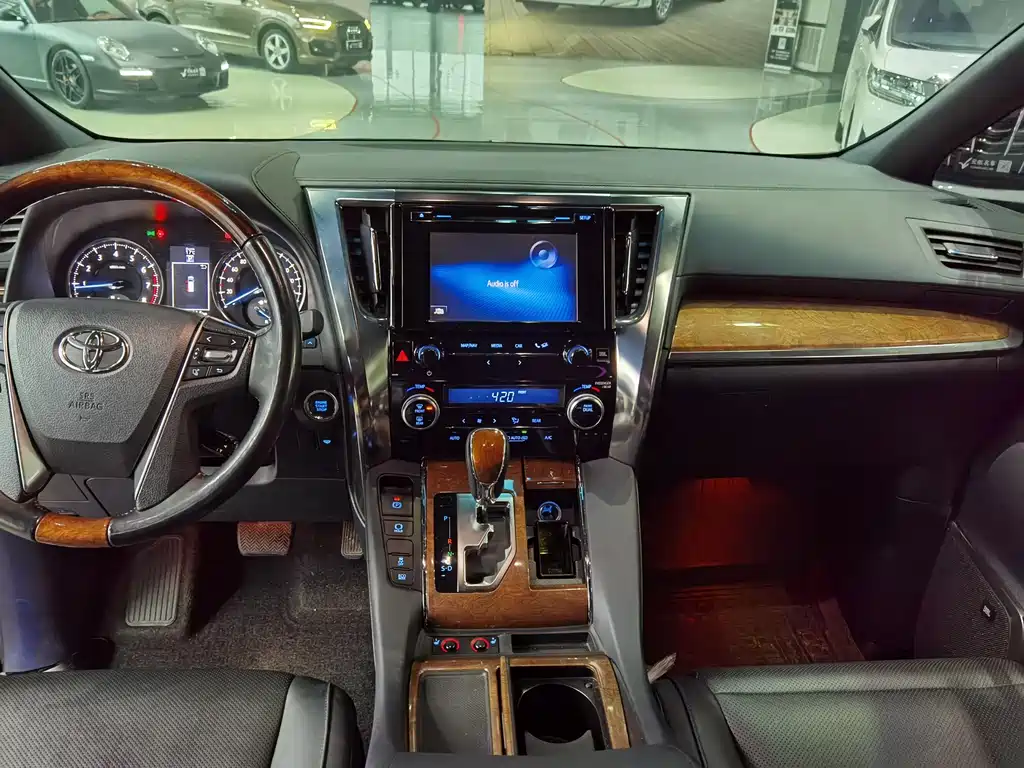 Toyota Alphard — миниатюра 6