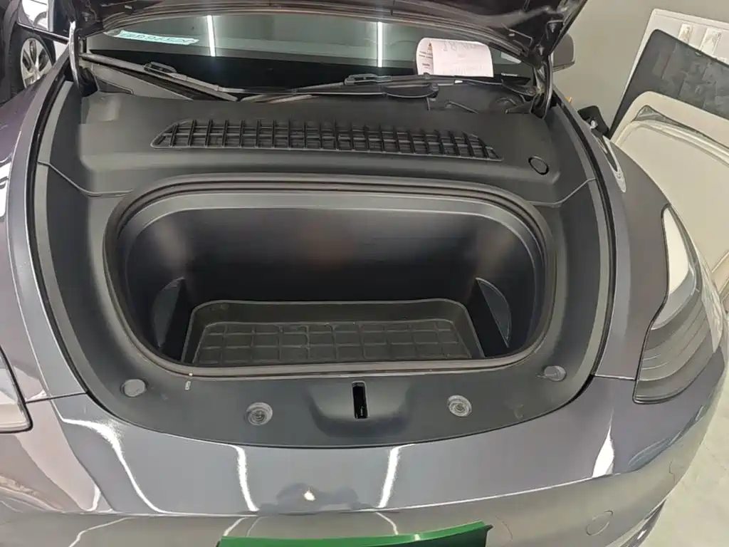 Tesla Model Y — миниатюра 20