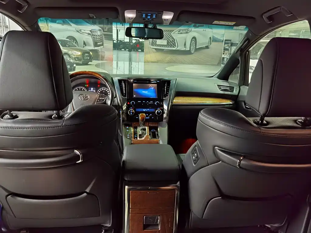 Toyota Alphard — миниатюра 5