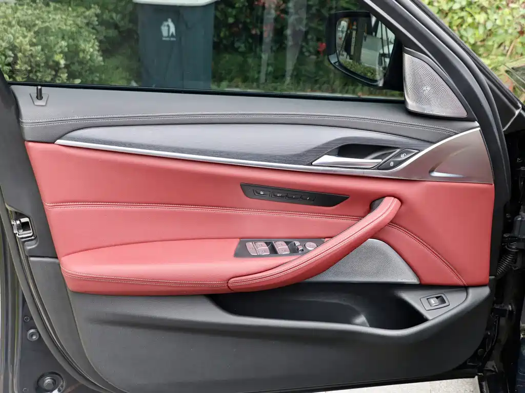 BMW 5 Series — миниатюра 9