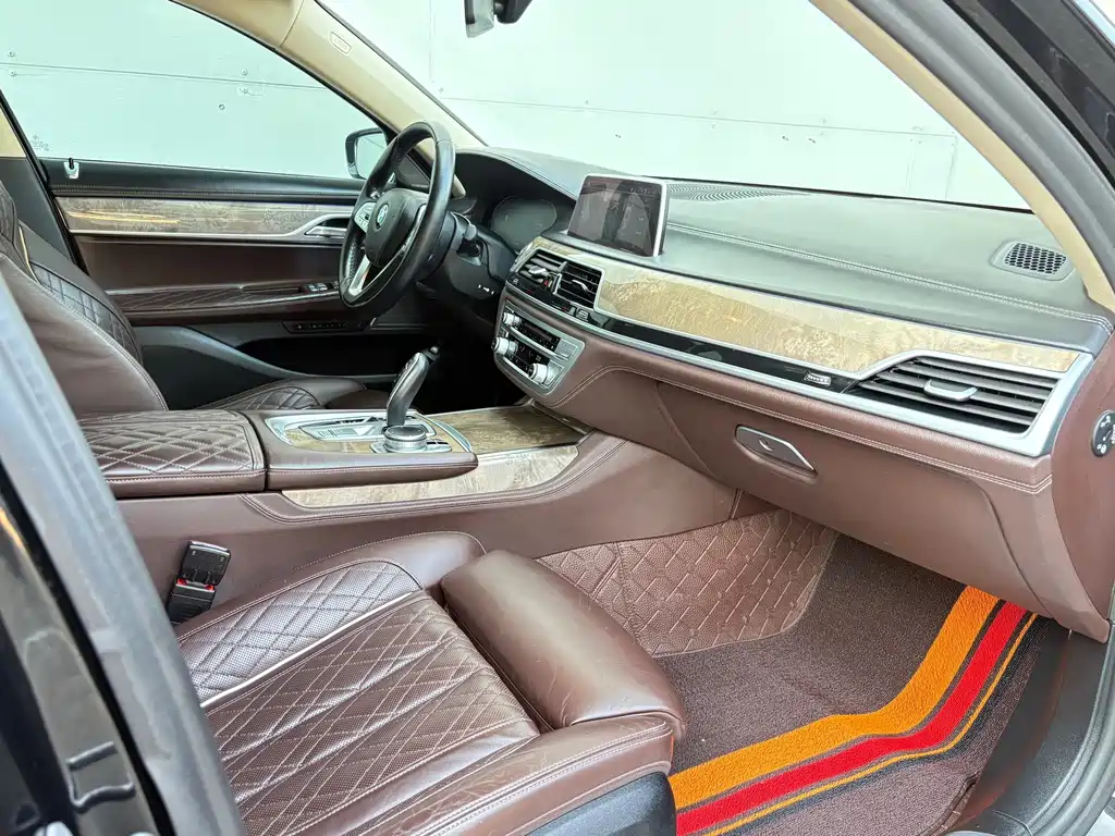 BMW 7 Series — миниатюра 11