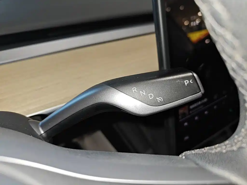 Tesla Model Y — миниатюра 14