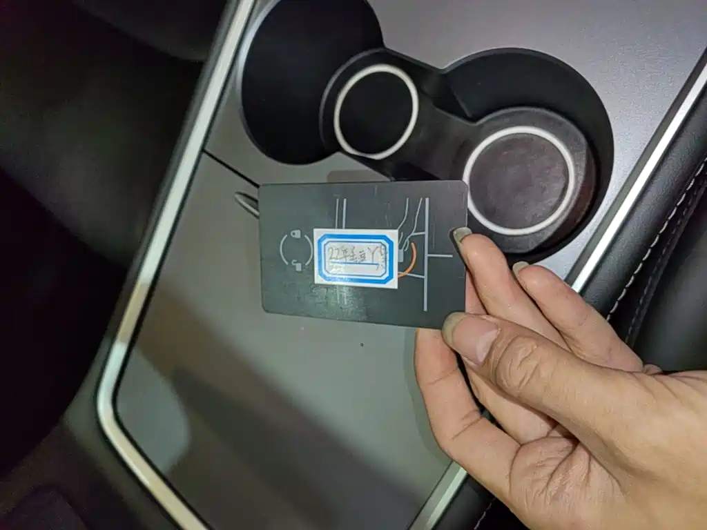 Tesla Model Y — миниатюра 9