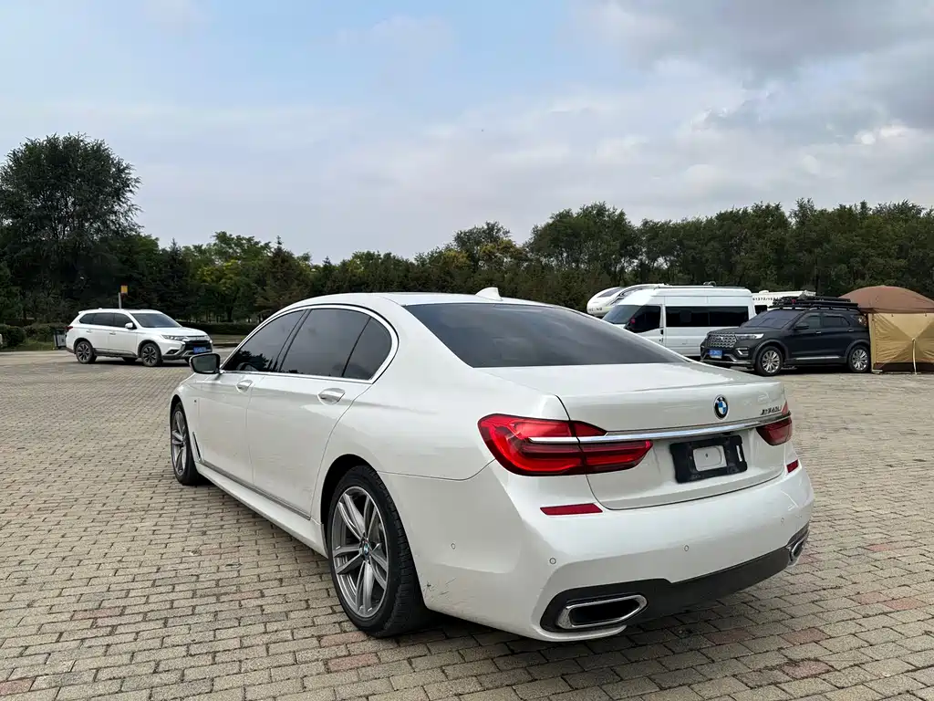 BMW 7 Series — миниатюра 7