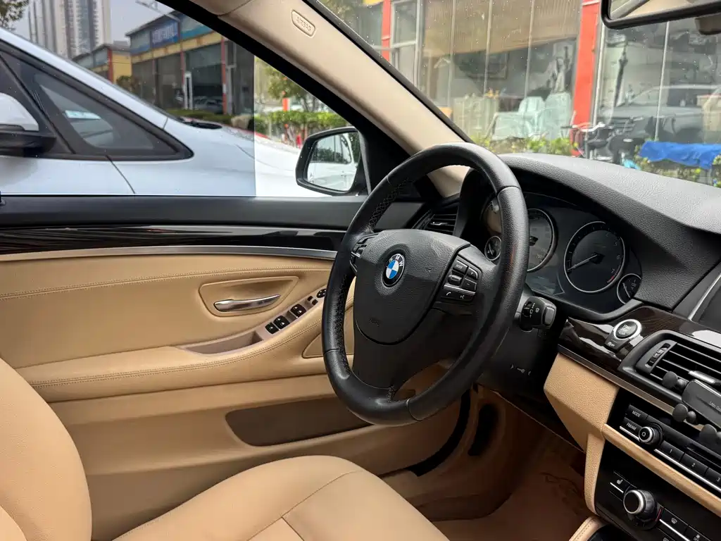 BMW 5 Series — миниатюра 13