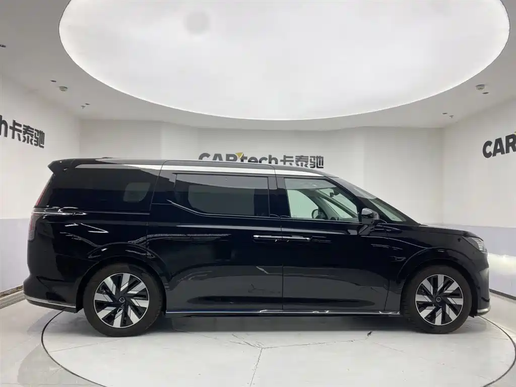 Volvo EM90 2025 Ultra мест