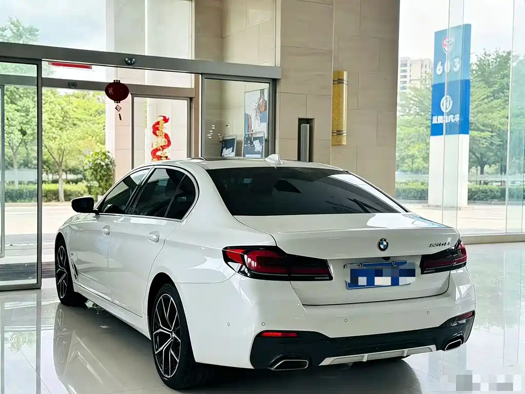 BMW 5 Series — миниатюра 9
