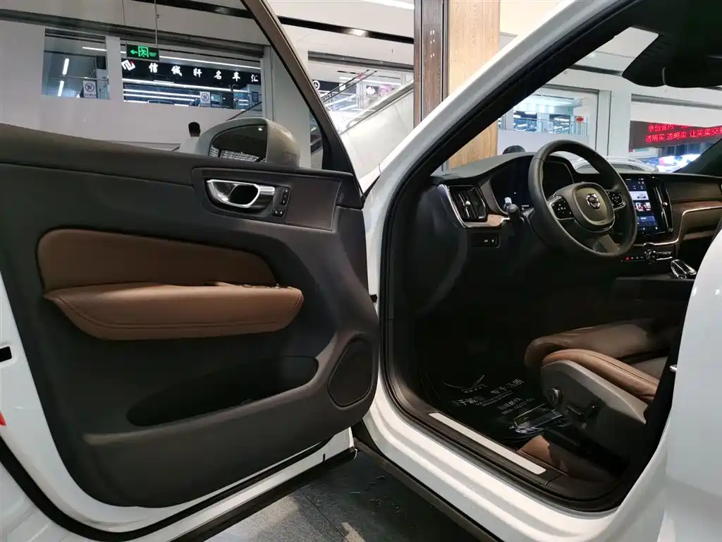 VOLVO XC60 PLUG IN HYBRID