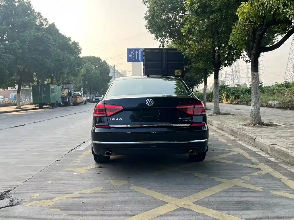 VOLKSWAGEN PASSAT