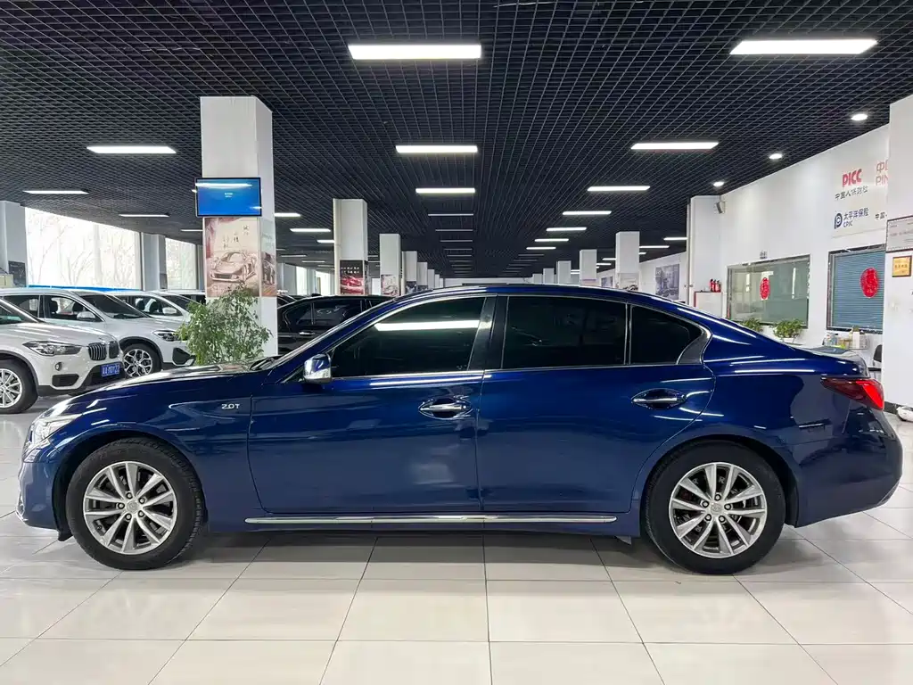 INFINITI Q50L