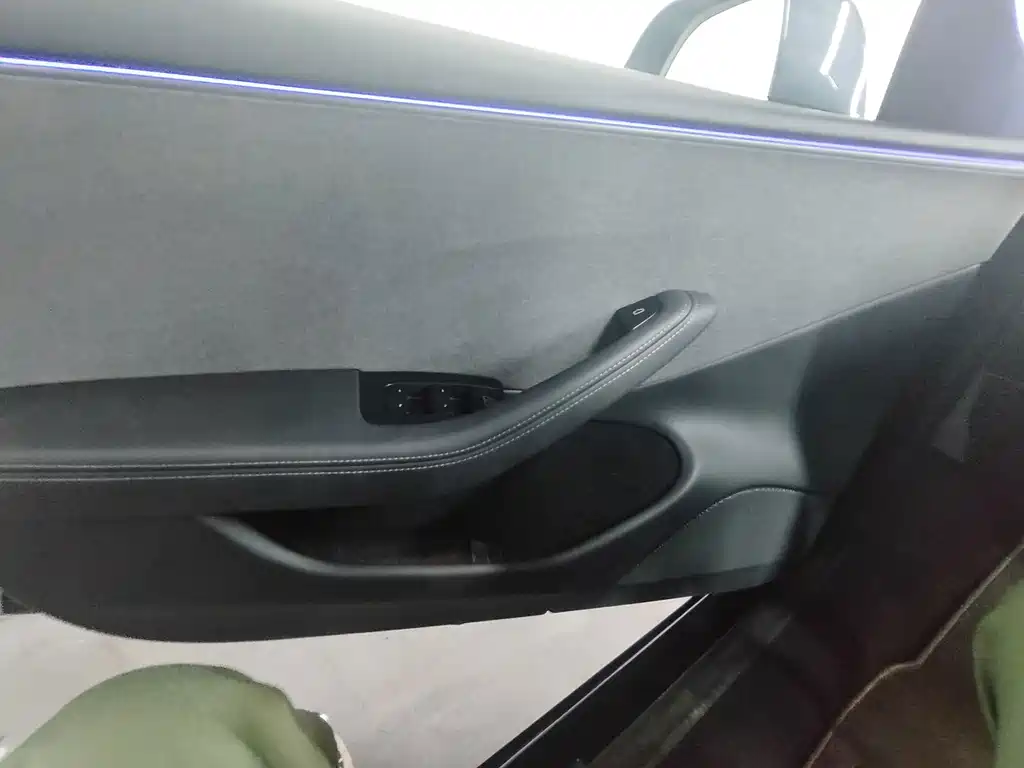 Tesla Model 3 — миниатюра 10