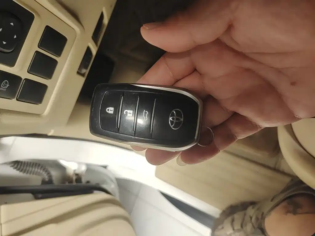 Toyota Land Cruiser Prado 2016 2.7L AT Luxury