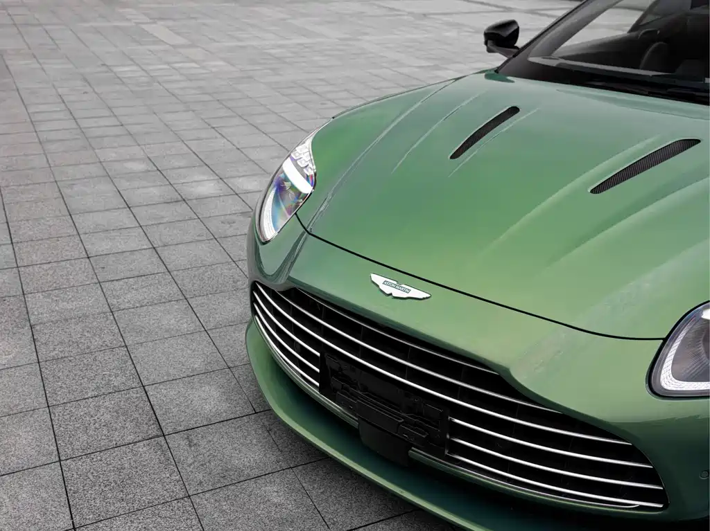 Aston Martin DB12 — миниатюра 7