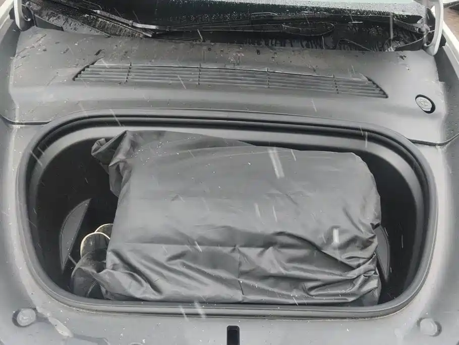 Tesla Model Y — миниатюра 10