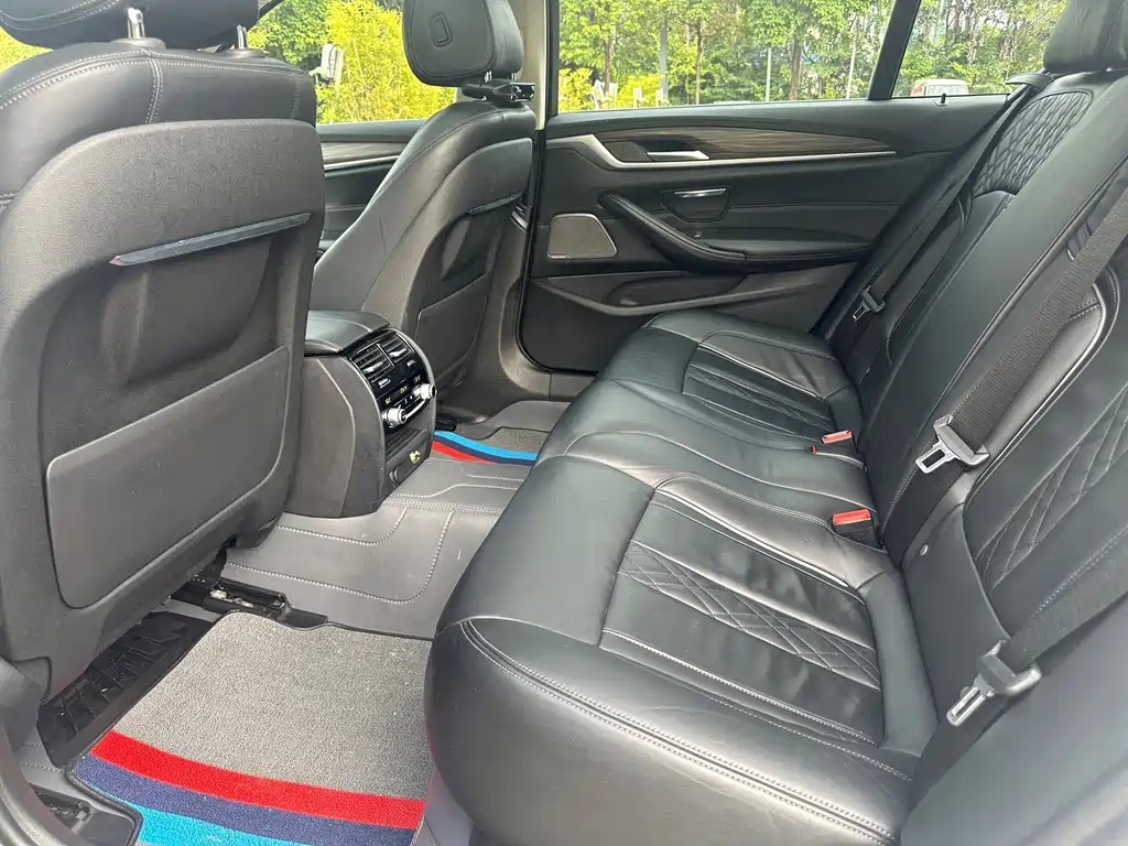 BMW 5 Series — миниатюра 11