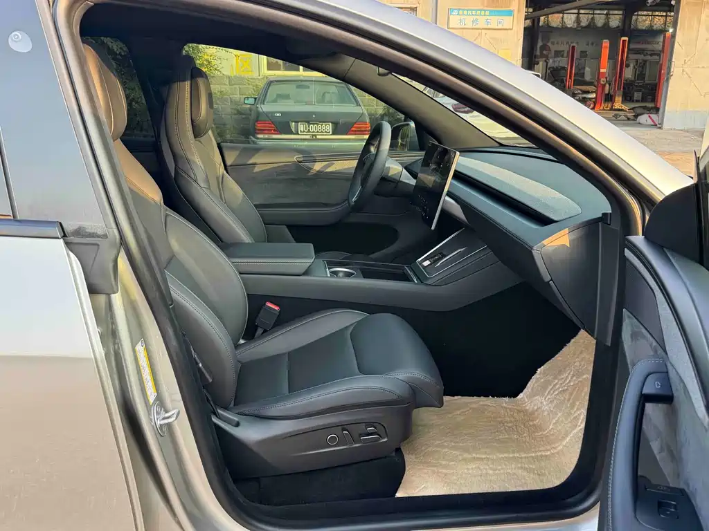 Tesla Model Y L — миниатюра 9