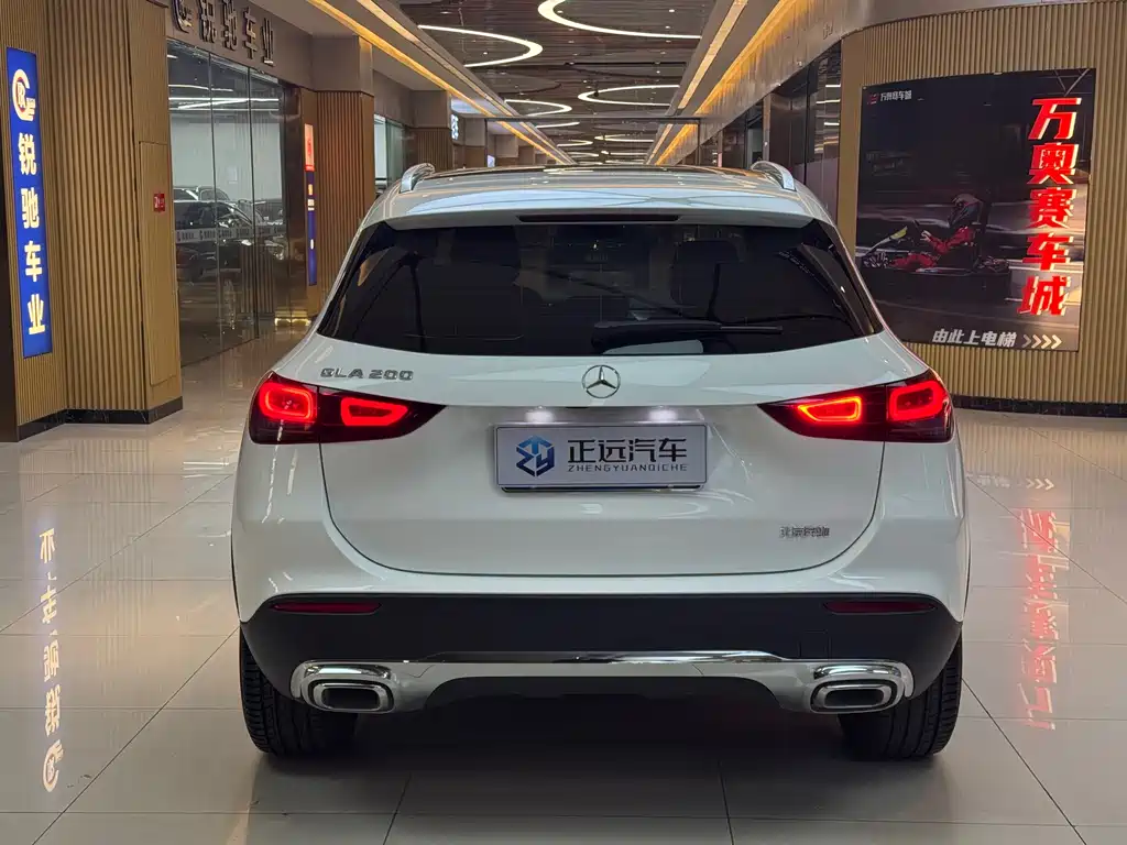 MERCEDES-BENZ GLA