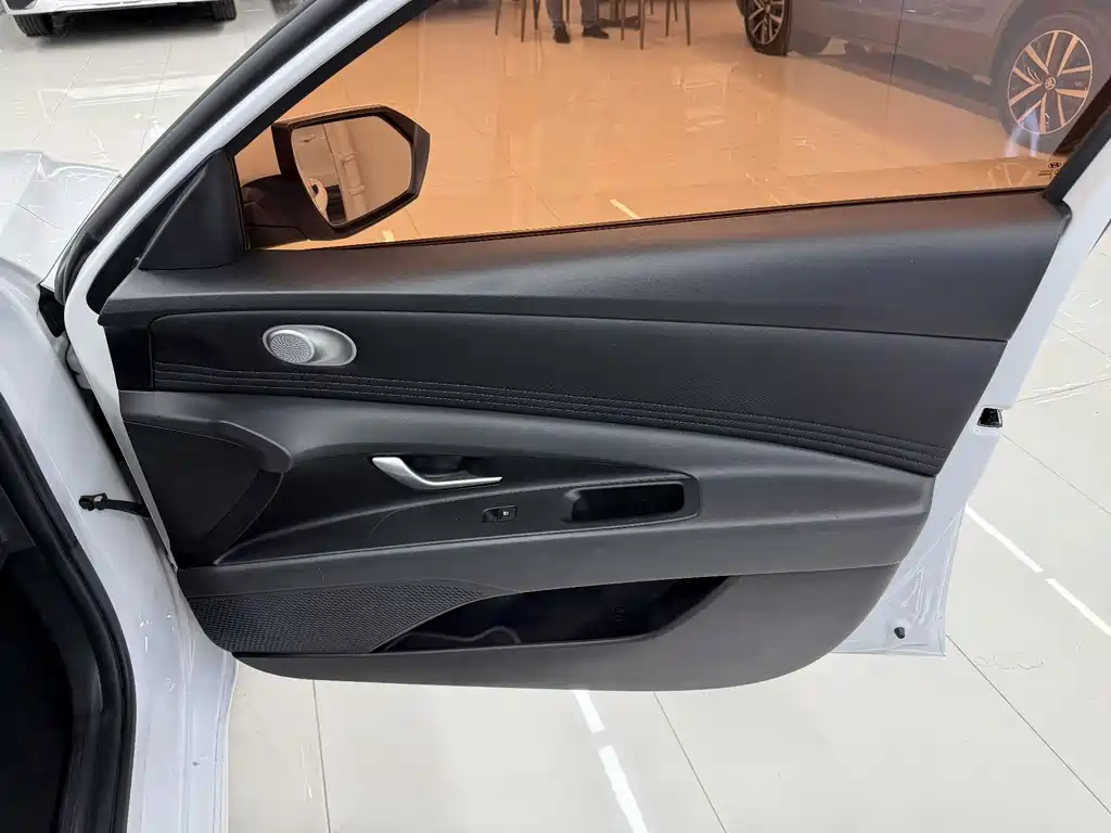 Hyundai Elantra — миниатюра 6