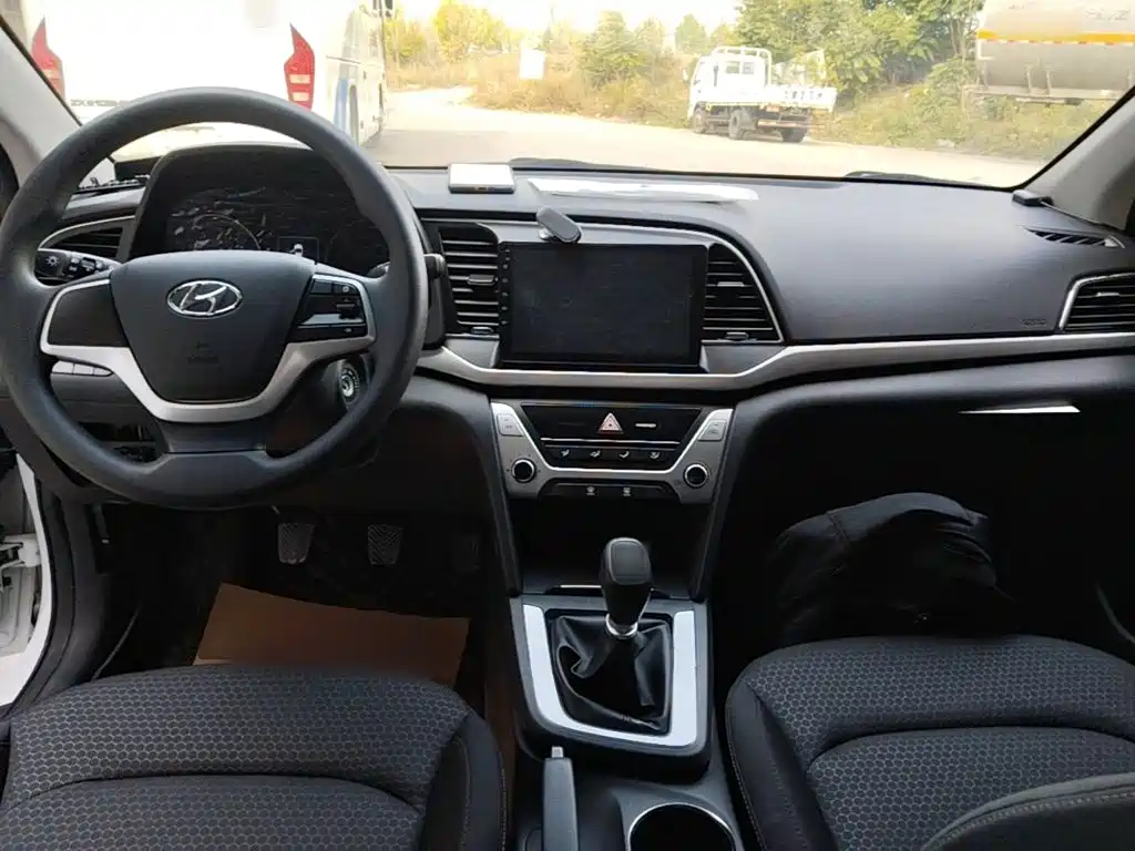 Hyundai Elantra — миниатюра 10
