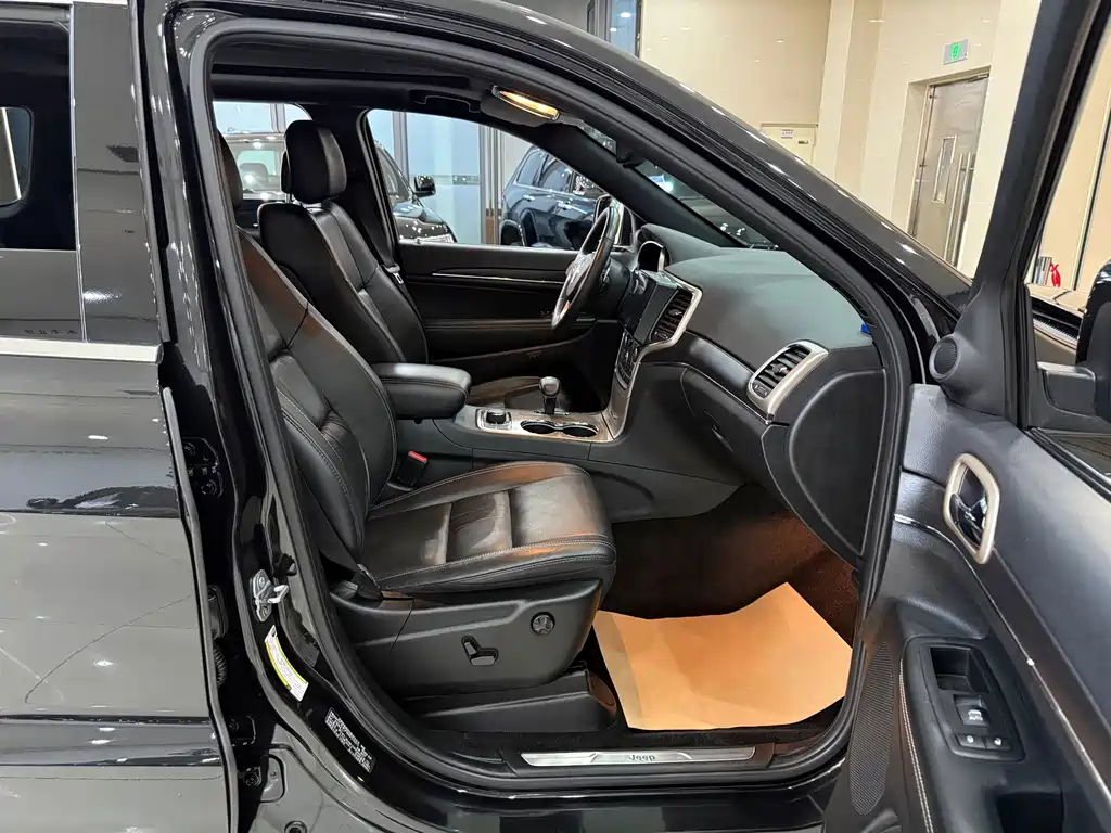 Jeep Grand Cherokee (Import) — миниатюра 13