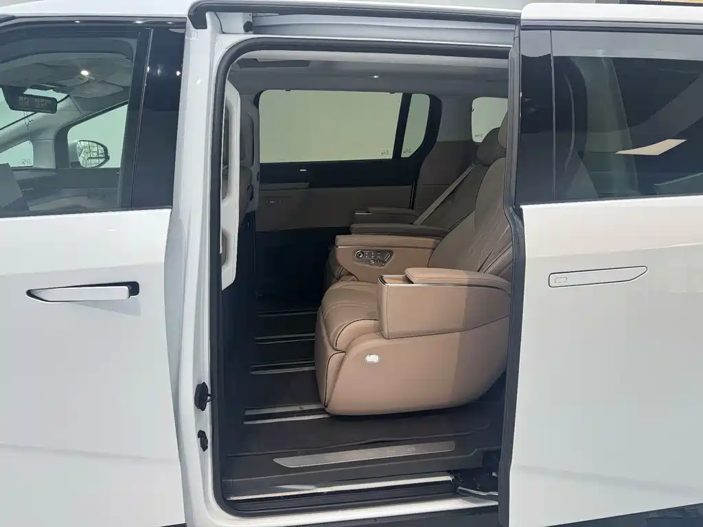 XPeng X9 — миниатюра 4