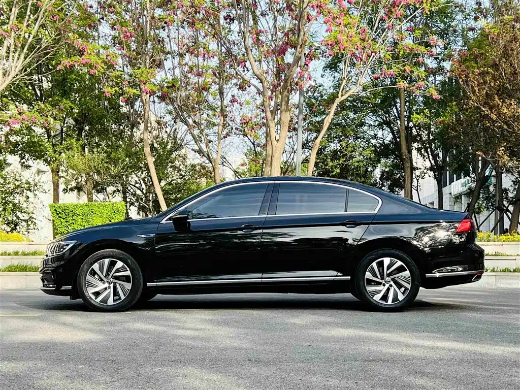 VOLKSWAGEN MAGOTAN GTE PLUG IN HYBRID