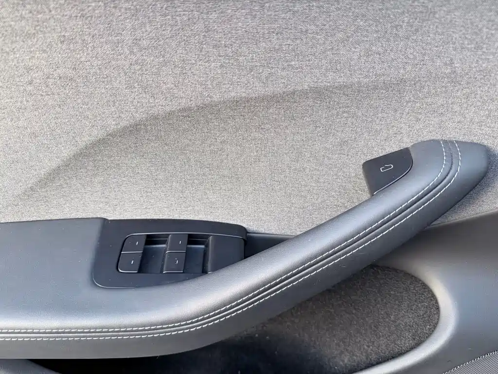 Tesla Model 3 — миниатюра 12