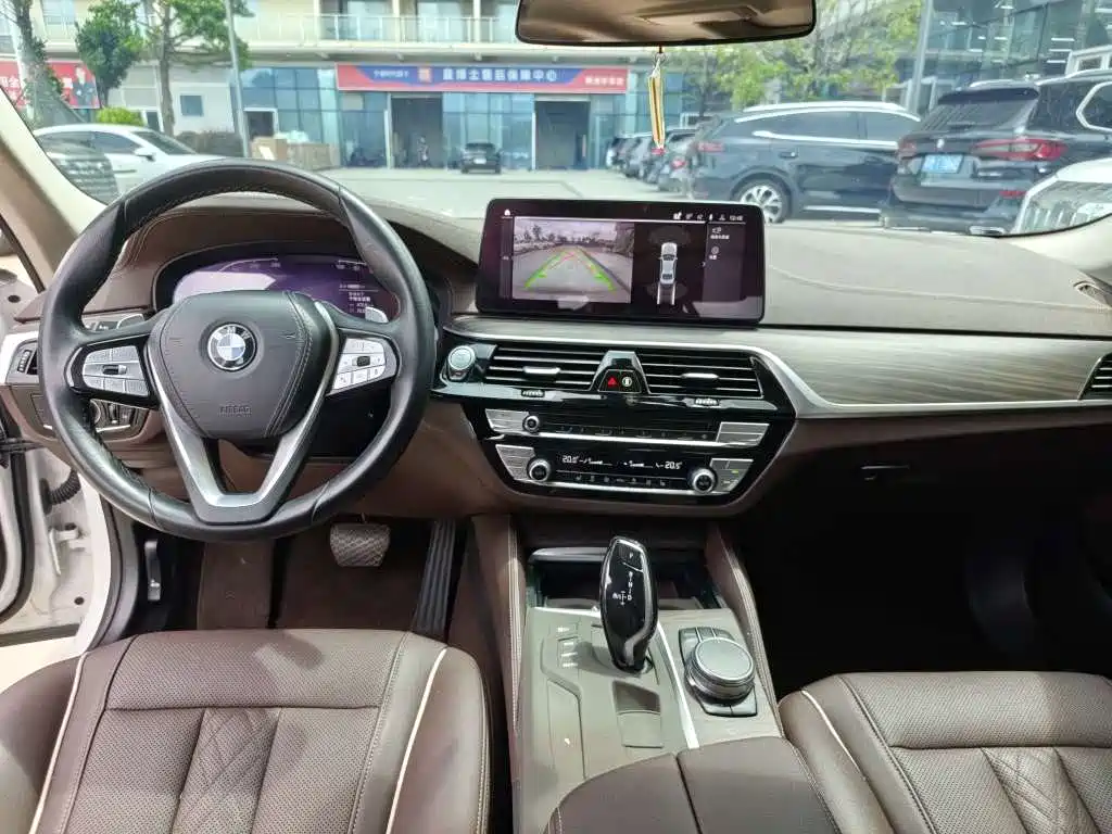BMW 5 Series — миниатюра 8