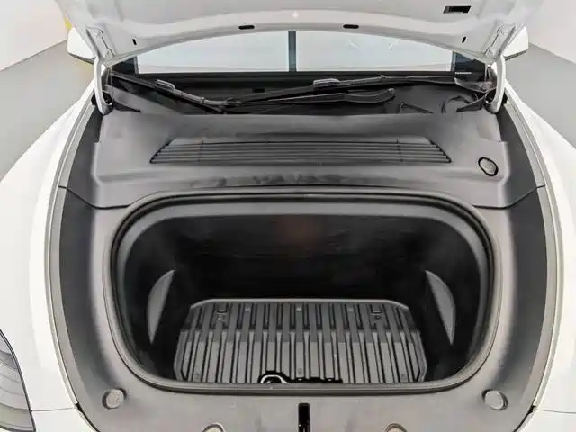 Tesla Model Y — миниатюра 17