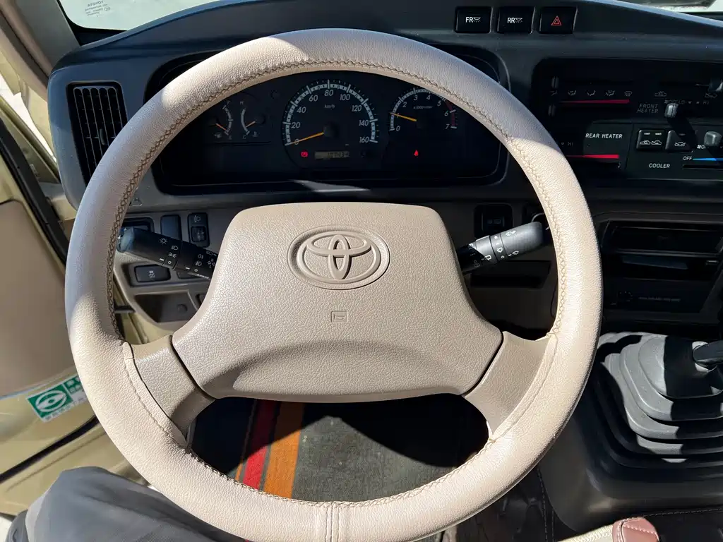 Toyota Coaster — миниатюра 4